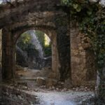 Ruínas antigas que evocam o contexto histórico das viagens de Paulo