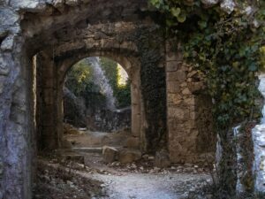 Ruínas antigas que evocam o contexto histórico das viagens de Paulo