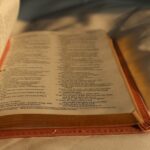 Bíblia aberta recebendo luz solar, representando a fidelidade de Deus e a importância de guardar a Palavra