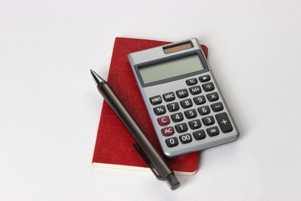Calculadora, caderno e materiais de planejamento financeiro