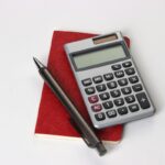 Calculadora, caderno e materiais de planejamento financeiro