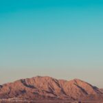 Paisagem árida do deserto de Arava e das montanhas de Edom, imagem ilustrativa para a jornada de Israel em Deuteronômio