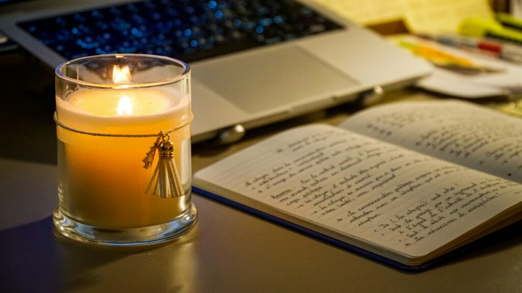 Mesa de estudo com Bíblia e anotações manuscritas