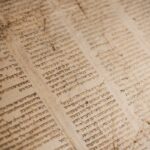 Texto bíblico em uma página aberta para estudo
