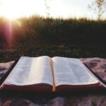 Página aberta para estudo bíblico sobre o reinado de Cristo — lição 11