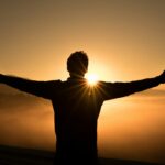 Luz do amanhecer como símbolo de esperança cristã — lição 8