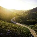 Caminho atravessando uma paisagem verde, como imagem de uma jornada