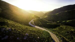 Caminho atravessando uma paisagem verde, como imagem de uma jornada