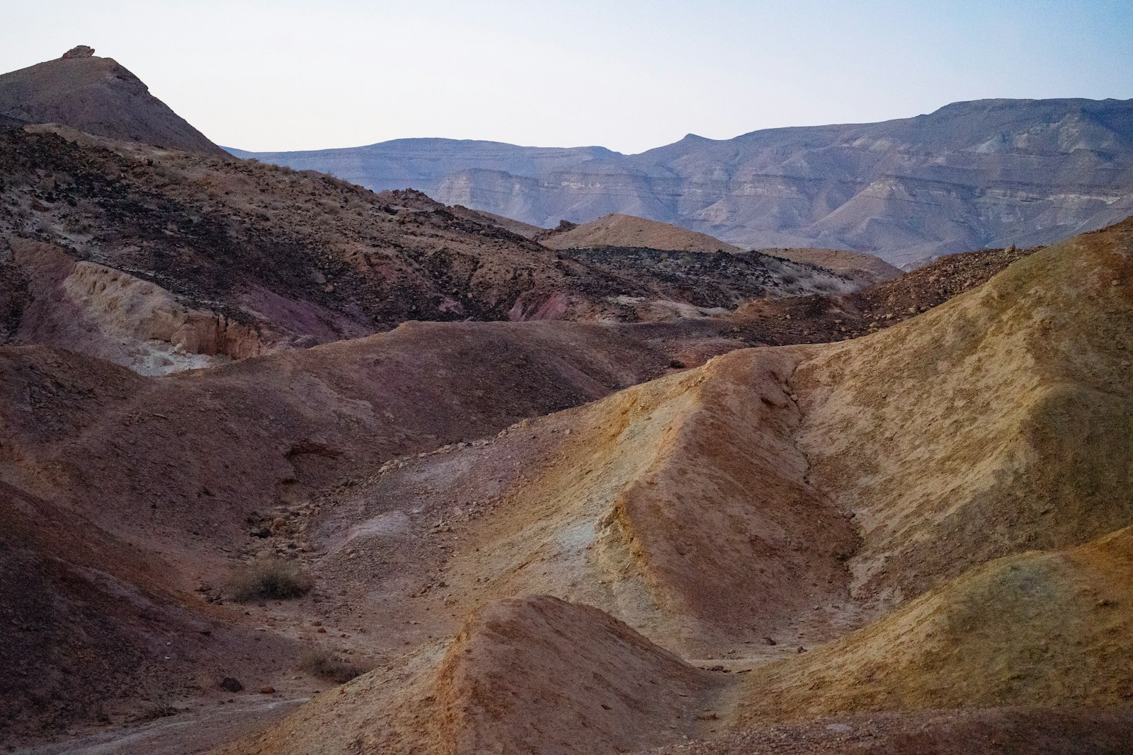 Montanhas e paisagem do deserto do Neguebe, imagem ilustrativa do contexto geográfico de Israel no Antigo Testamento