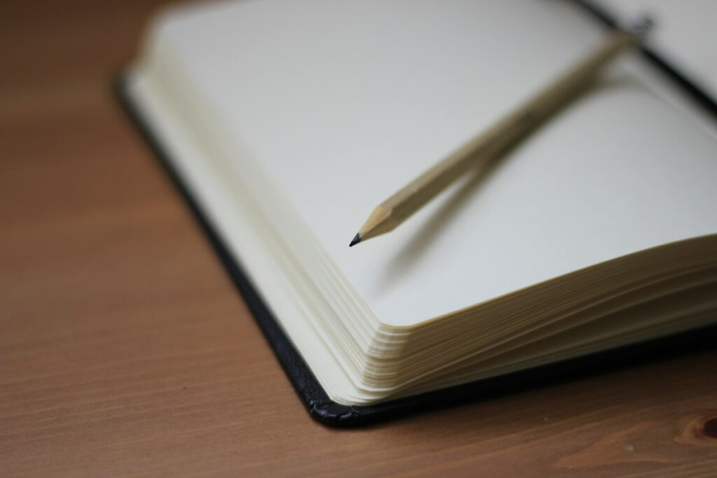 Mesa de trabalho com material de estudo e anotações
