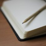 Mesa de trabalho com material de estudo e anotações